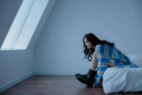 杏彩体育，收起你的裤子吧今年流行“光腿”穿卫衣！回头率高还洋气显瘦