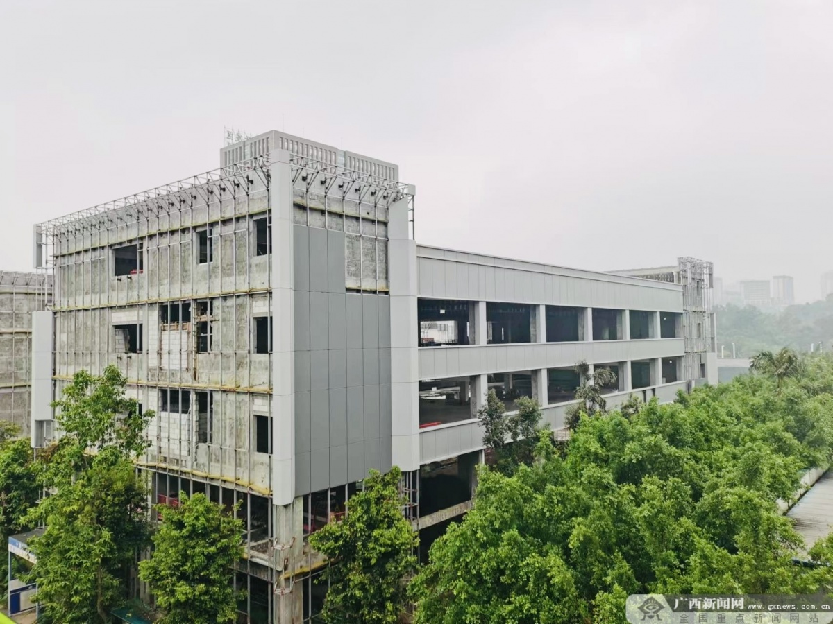 杏彩体育,重庆长江绿色创新产业园项目首栋单体铝单板幕墙开展安装工作